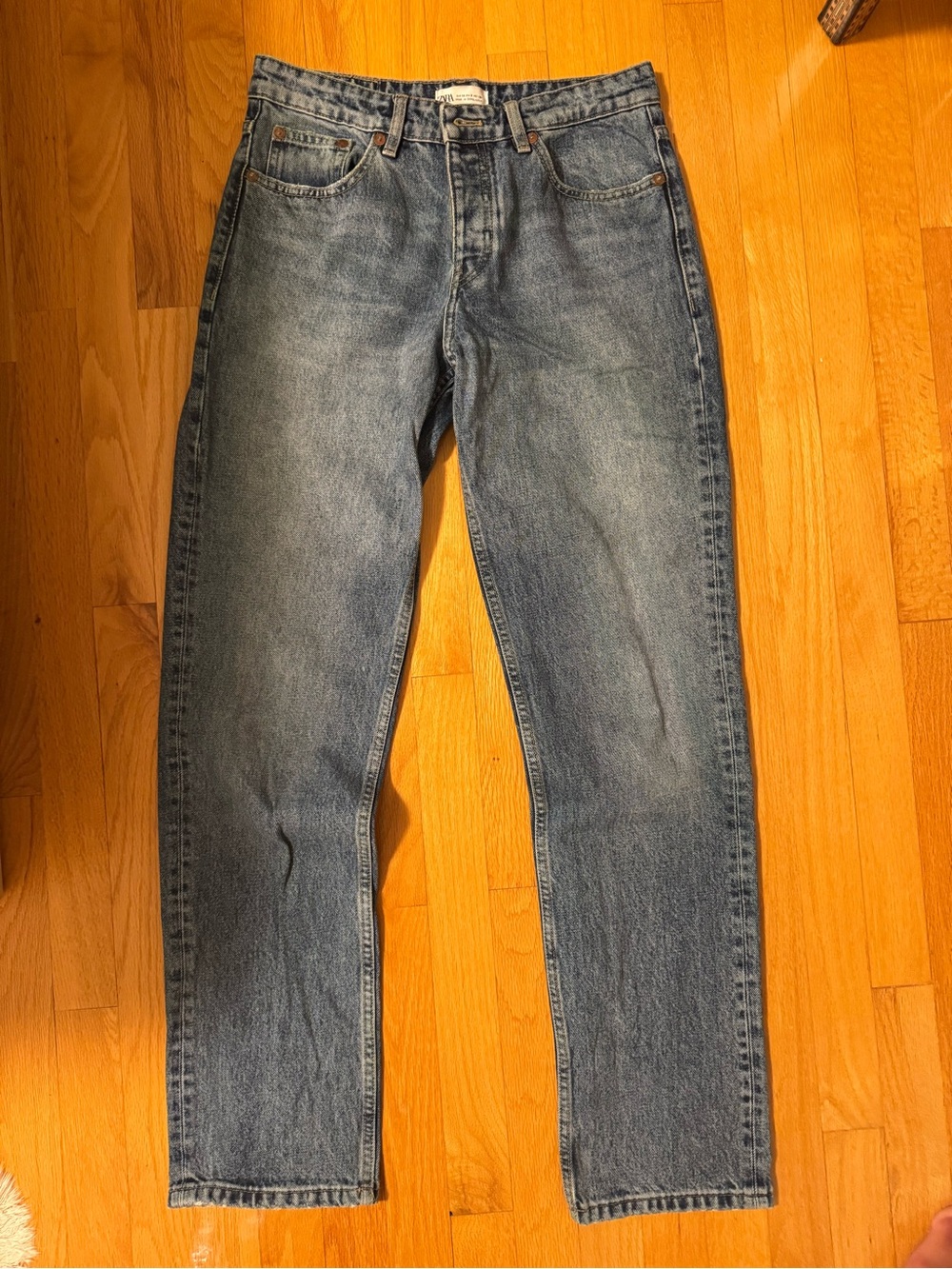 Zara Women’s Straight Jeans in Light Blue Wash